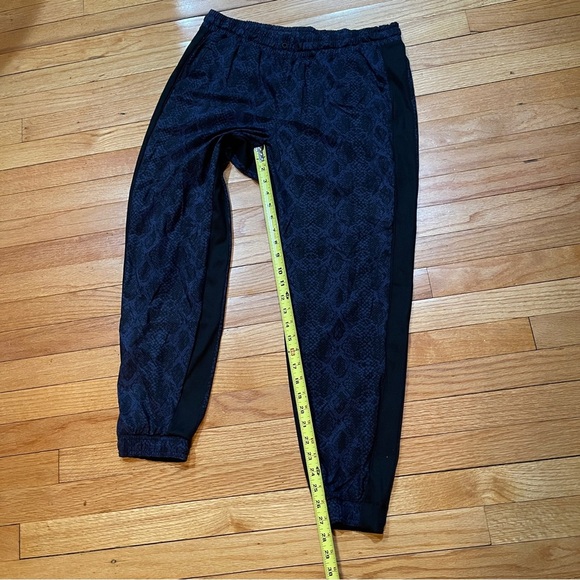 Athleta Womens Brooklyn Jogger Pants Size 12 Dark Blue Python Snake Print *read - Picture 7 of 10